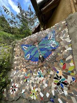 a mosaic mosaic table with a butterfly on it at Mandi Wasi - Alojamiento Compartido in San Rafael