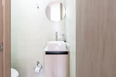 a bathroom with a sink and a mirror at Apartamento centrico en Laureles con piscina 301 in Medellín