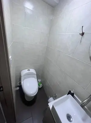 a small bathroom with a toilet and a sink at Espacioso apartamento con piscina en Laureles 201 in Medellín