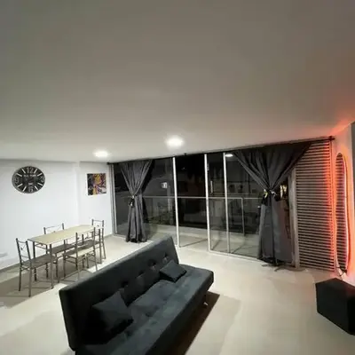 Espacioso apartamento con piscina en Laureles 201