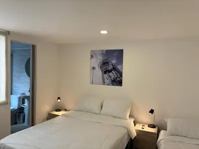 a bedroom with a bed and a picture on the wall at Apartaestudio moderno cerca al cable in Manizales