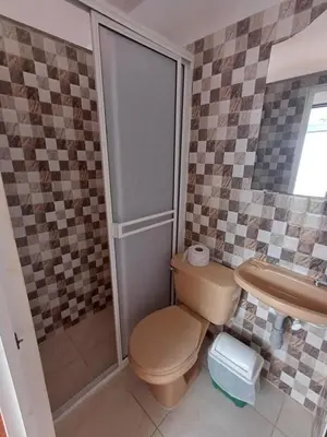 a bathroom with a toilet and a shower and a sink at Hotel El Mirador in San Carlos