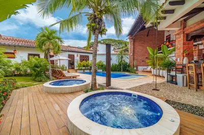 an outdoor pool with a hot tub in a yard at Casa Linaje Hotel Boutique -Cauca Viejo- Mayores de 10 años in Jericó