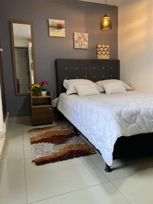 a bedroom with a large bed and a mirror at S3 CÓMODO APARTAMENTO 3 HABI 3 BAÑOS EN LAURELES ESTADIo in Medellín