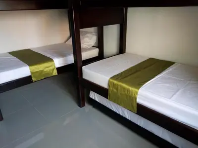 two bunk beds in a small room withthritisthritisthritisthritisthritisthritisthritisthritis at S3 CÓMODO APARTAMENTO 3 HABI 3 BAÑOS EN LAURELES ESTADIo in Medellín