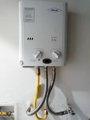 a water heater is attached to a wall at S3 CÓMODO APARTAMENTO 3 HABI 3 BAÑOS EN LAURELES ESTADIo in Medellín