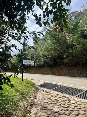 a street sign on the side of a road at Autenthico Sajonia Hotel Aeropuerto in Rionegro