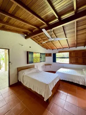 a bedroom with two beds and a ceiling with windows at Paraiso del Cauca in Jericó