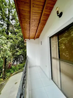 a balcony of a house with a wooden ceiling at Apto amplio 3 hab para familias y grupos Sabaneta in Sabaneta