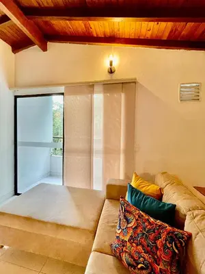 a living room with a couch and a window at Apto amplio 3 hab para familias y grupos Sabaneta in Sabaneta