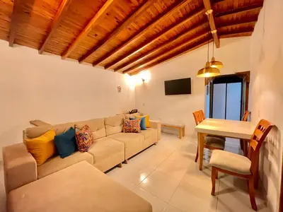 a living room with a couch and a table at Apto amplio 3 hab para familias y grupos Sabaneta in Sabaneta