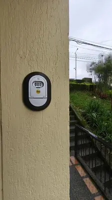 a wall with a clock on the side of a house at Hermoso apartaestudio Zona Rosa de Milan in Manizales