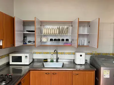 a kitchen with a sink and a microwave at Kyra Sol Cinehome El Carmen Carmen de Viboral Cerca al Centro in Carmen de Viboral