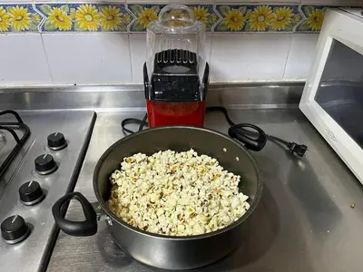 a pan of popcorn sitting on top of a stove at Kyra Sol Cinehome El Carmen Carmen de Viboral Cerca al Centro in Carmen de Viboral
