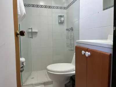 a bathroom with a toilet and a shower and a sink at Kyra Sol Cinehome El Carmen Carmen de Viboral Cerca al Centro in Carmen de Viboral