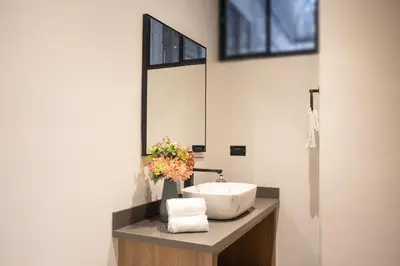 a bathroom with a sink and a mirror at Comfy Aparta-Suite Stadio Rosa Negra in Medellín