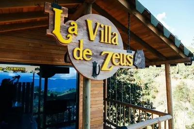 a sign that says la villa de tikos on a building at Tierra Escondida Glamping in Barbosa