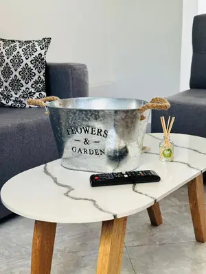 a bowl on a coffee table with a remote control at Hermoso y amplio apartamento cerca al centro de Medellin in Medellín