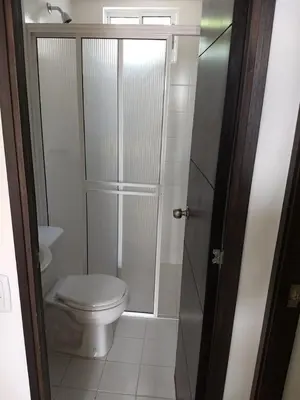 a bathroom with a toilet and a shower at occidente Santa Fe de Antioquia sol y playa in Santa Fe de Antioquia