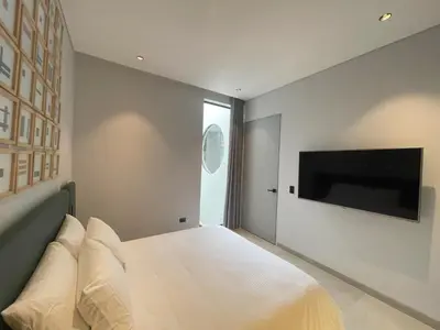 a bedroom with a bed and a tv on the wall at Casa Tokyo 4 Manila - Terraza By Xcay Home in Medellín
