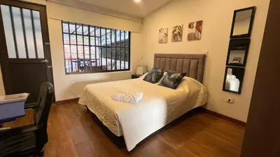 a bedroom with a bed and a window at Lindos Apartamentos con Terraza in Manizales