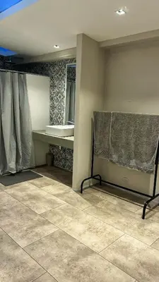 a room with a room with a table and a tiled floor at Cómodo, amplio y relajante Apto, cerca a Cable plaza y sector Milán in Manizales