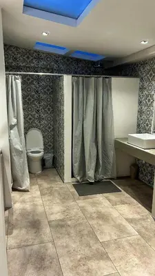 a bathroom with a toilet and a sink at Cómodo, amplio y relajante Apto, cerca a Cable plaza y sector Milán in Manizales