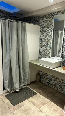 a bathroom with a sink and a mirror at Cómodo, amplio y relajante Apto, cerca a Cable plaza y sector Milán in Manizales