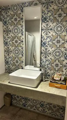 a bathroom with a sink and a mirror at Cómodo, amplio y relajante Apto, cerca a Cable plaza y sector Milán in Manizales