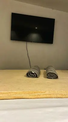 a pair of headphones sitting on a table under a television at Cómodo, amplio y relajante Apto, cerca a Cable plaza y sector Milán in Manizales
