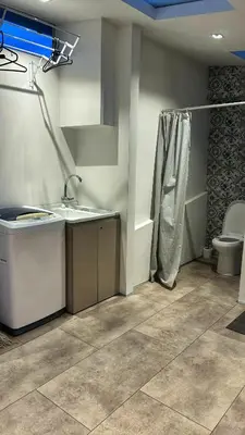 a bathroom with a sink and a toilet at Cómodo, amplio y relajante Apto, cerca a Cable plaza y sector Milán in Manizales
