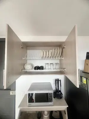 a microwave sitting on a counter in a kitchen at Apartamento familiar y de descanso in Rionegro
