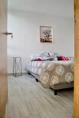 a bedroom with a bed and a couch in a room at Apartamento familiar y de descanso in Rionegro