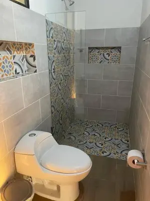 a small bathroom with a toilet and a shower at Finca cerca a Medellín Villa Cerat in Sopetran