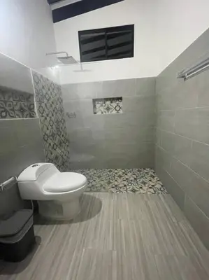 a bathroom with a white toilet and a floor at Finca cerca a Medellín Villa Cerat in Sopetran