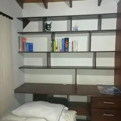 Cuarto con cuarto de baño y terraza