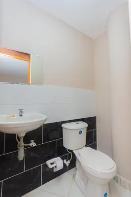 a bathroom with a toilet and a sink at Hotel Tropical San Jeronimo in San Jerónimo