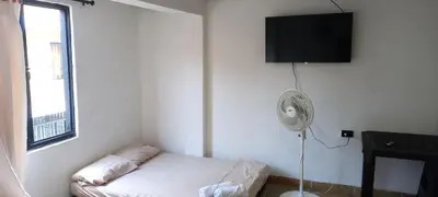 a white room with a fan and a window at La Posada De Shaz En Norcasia in Norcasia