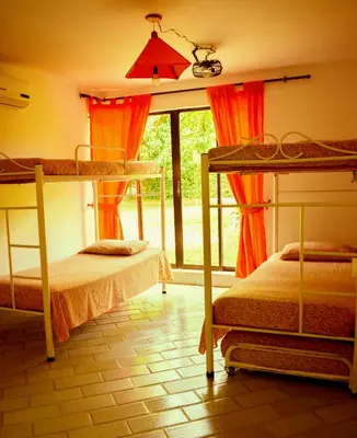 two bunk beds in a room with a window at Villas Mamilú, entrada y salida 100 por ciento flexible in Santa Fe de Antioquia