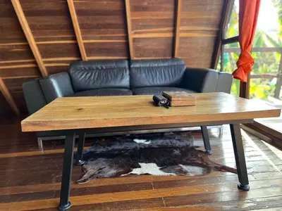 a table and a couch with a dead animal under it at Cabaña en Jericó in Jericó