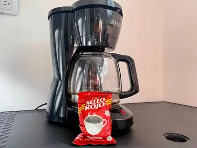 a blender sitting on a counter with a bag of chips at explora la magia de laureles in Medellín