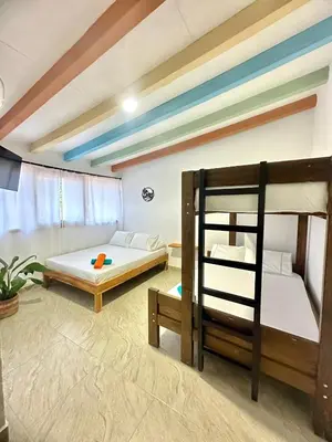 a room with two bunk beds and a couch at Hotel Bosque Blue in San Jerónimo