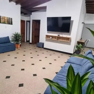 Amplia y Cómoda casa en la 70