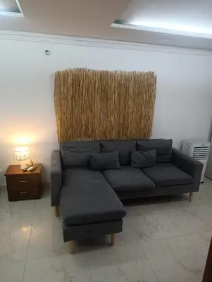 a living room with a blue couch and a table at Espectacular Casa Familiar in Belén
