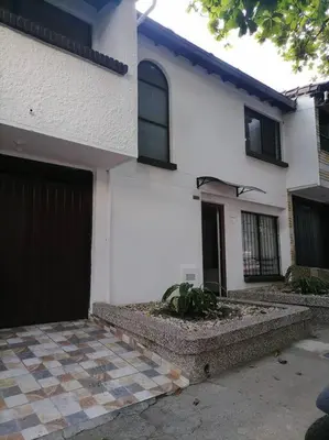 a white house with a door and a driveway at Espectacular Casa Familiar in Belén