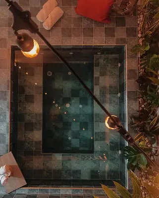 a room with a tiled floor with two lights at Casa de Verano Altos de la Colina-Doradal in Doradal