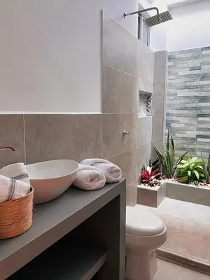 a bathroom with a bath tub and a toilet at Casa de Verano Altos de la Colina-Doradal in Doradal