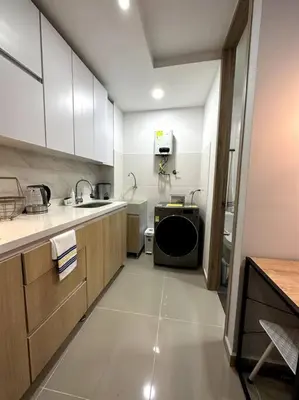 a small kitchen with a sink and a stove at Hermoso Apartamento Entero in Itagüí