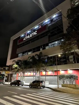 a car parked in front of a building at night at Hermoso Apartamento Entero in Itagüí