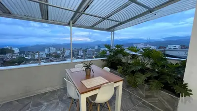 a table and chairs on a balcony with a view at Hermoso apartamento en Manizales in Manizales